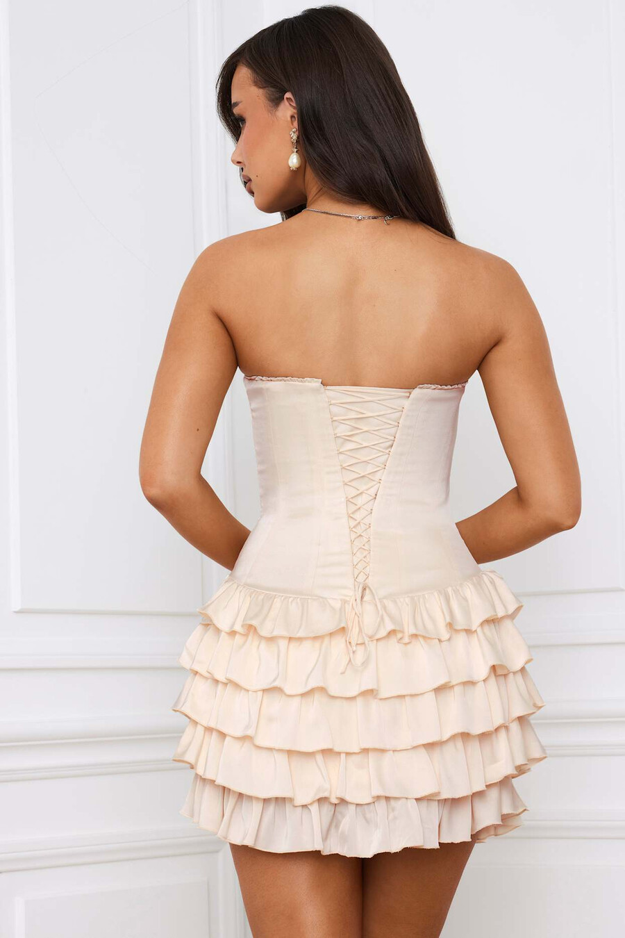 vestido curto bandeau com babados e espartilho em camadas na cor marfim