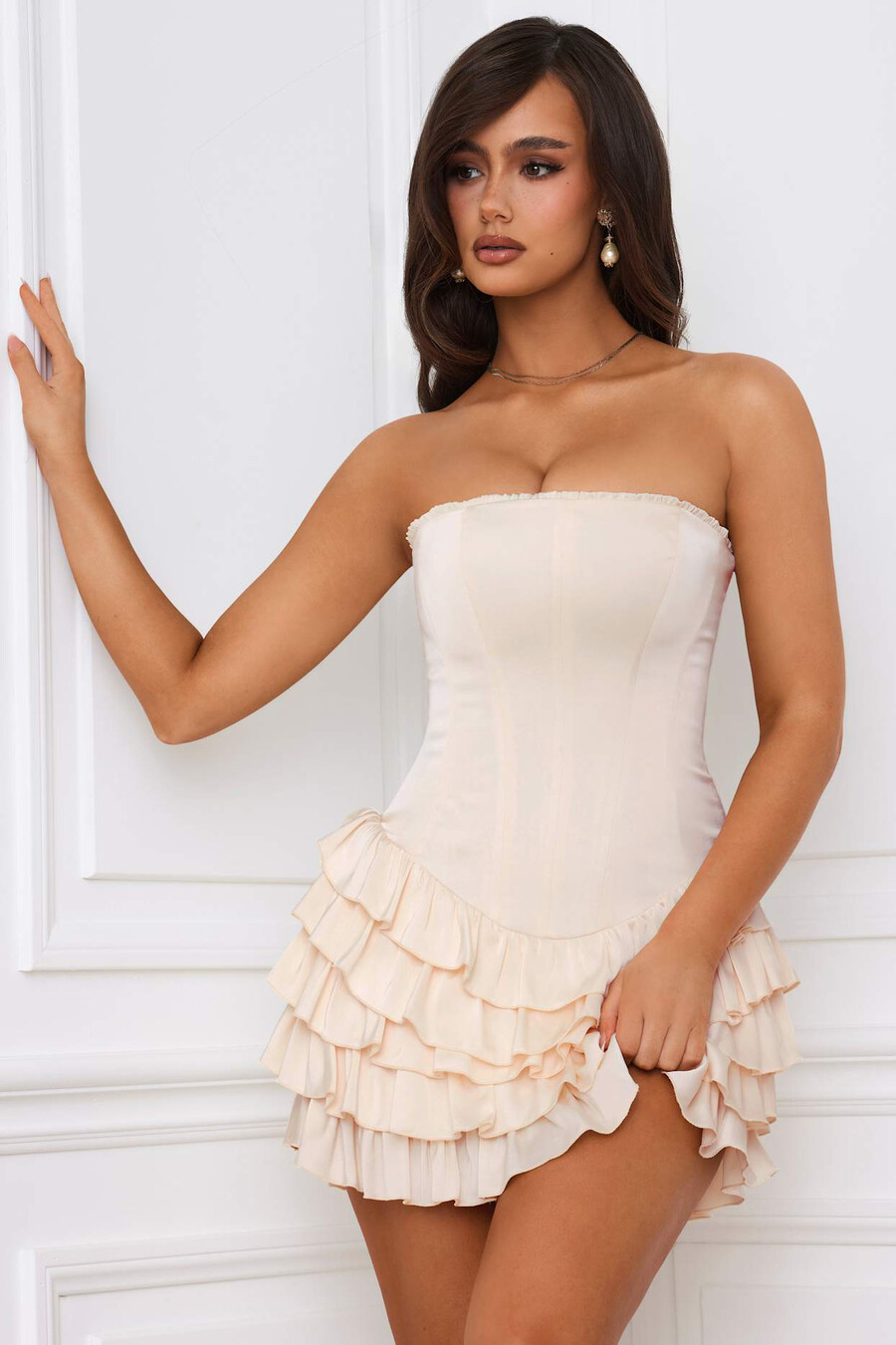 vestido curto bandeau com babados e espartilho em camadas na cor marfim