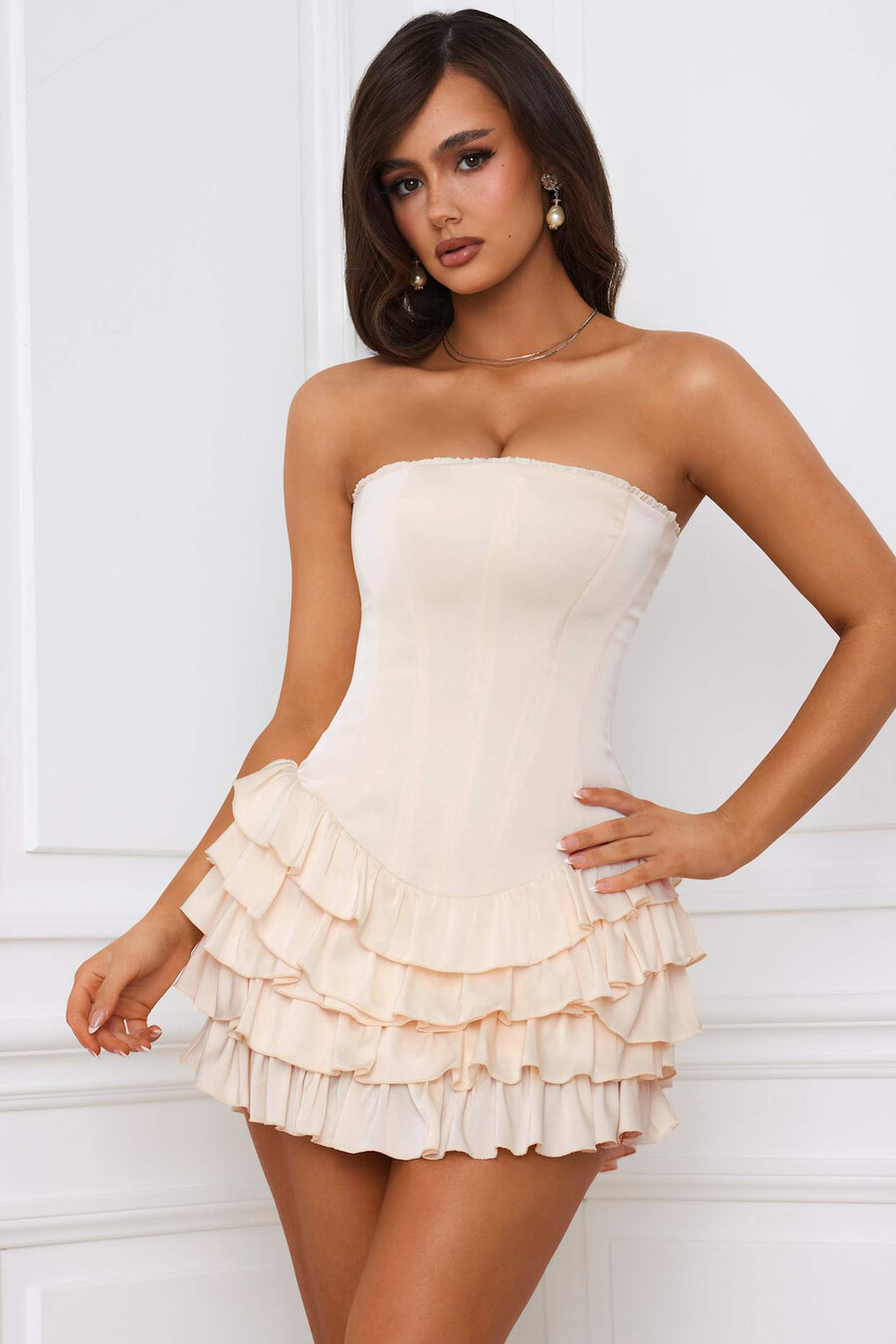 vestido curto bandeau com babados e espartilho em camadas na cor marfim