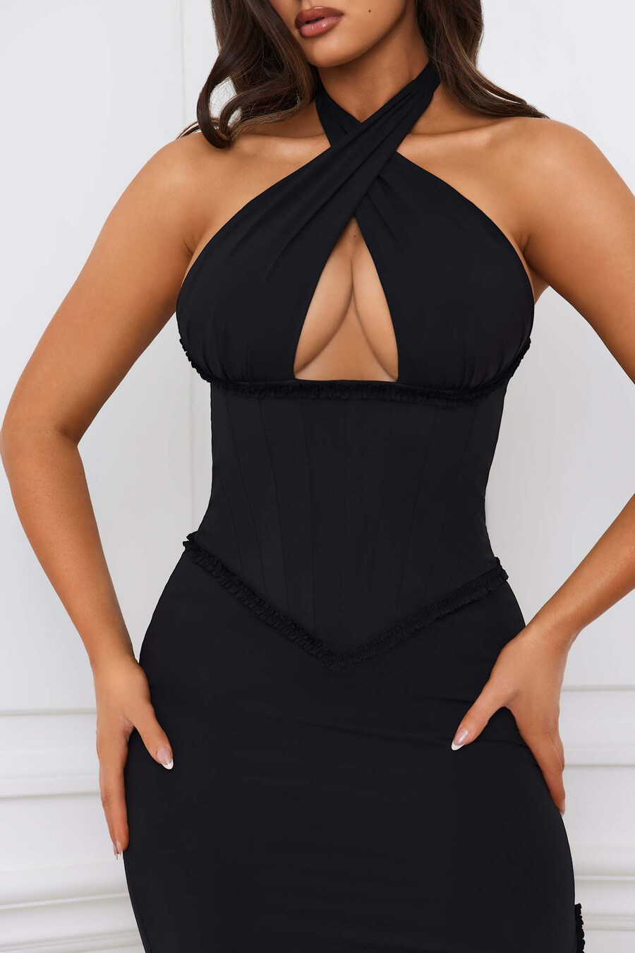 vestido longo preto com espartilho e decote halter.