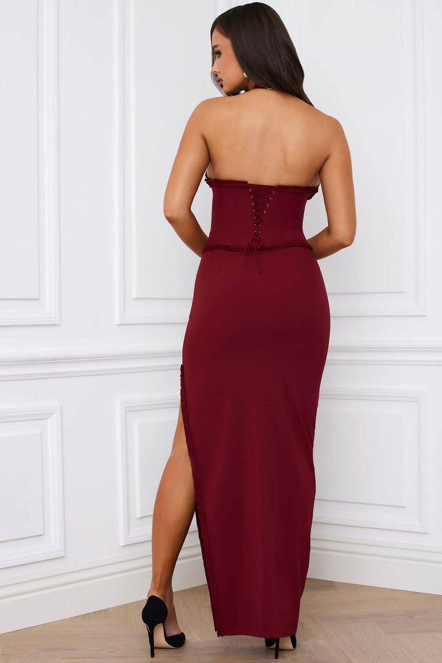 vestido longo corset com decote halter e amarração nas costas em vermelho framboesa