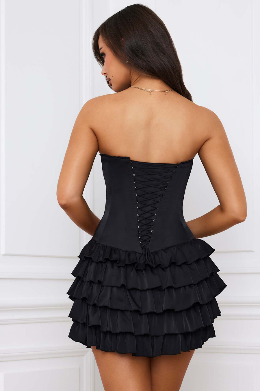 vestido curto bandeau com babados e camadas em corpete preto.