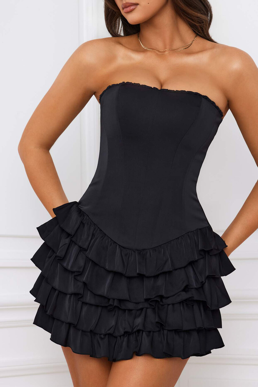 vestido curto bandeau com babados e camadas em corpete preto.