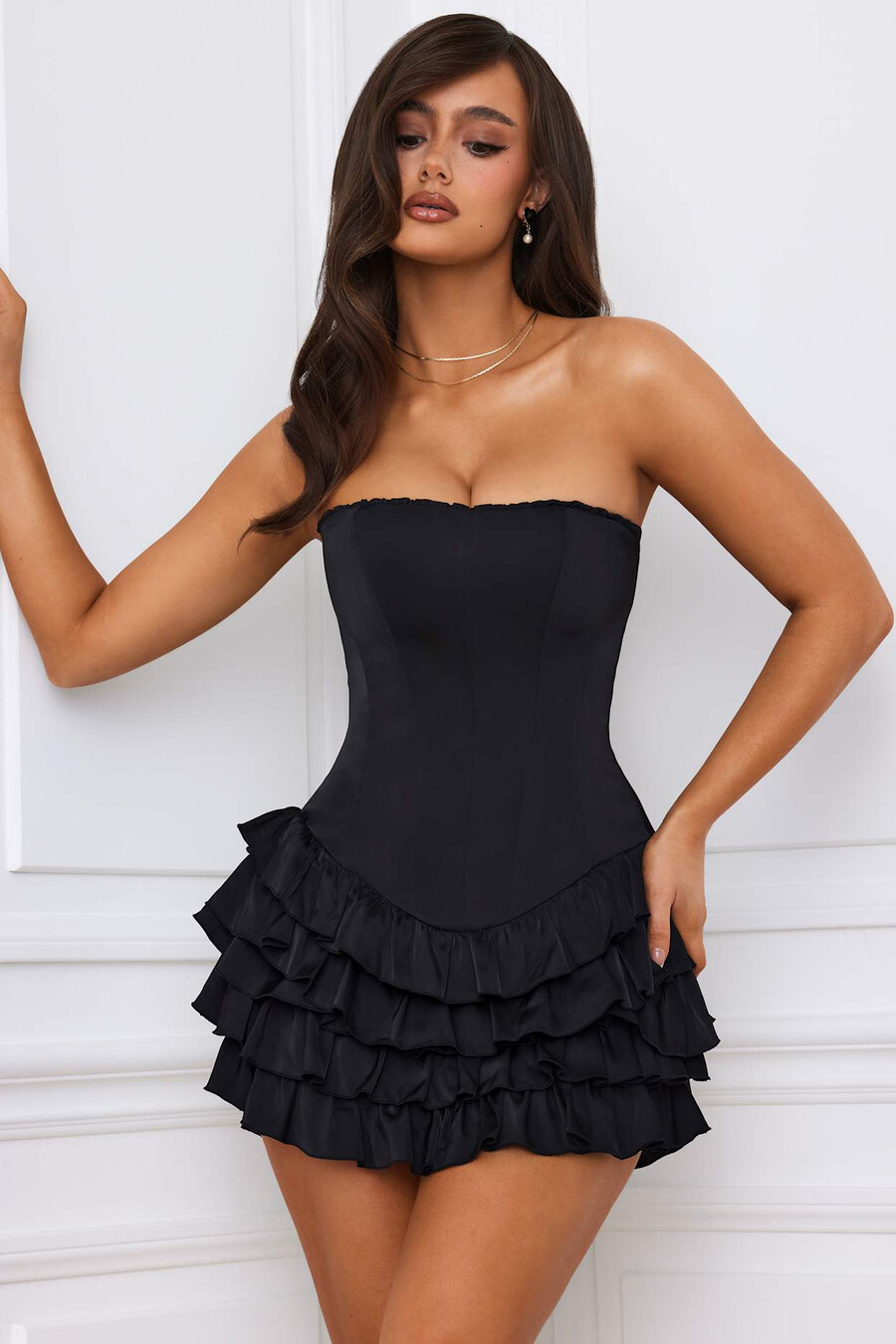 vestido curto bandeau com babados e camadas em corpete preto.