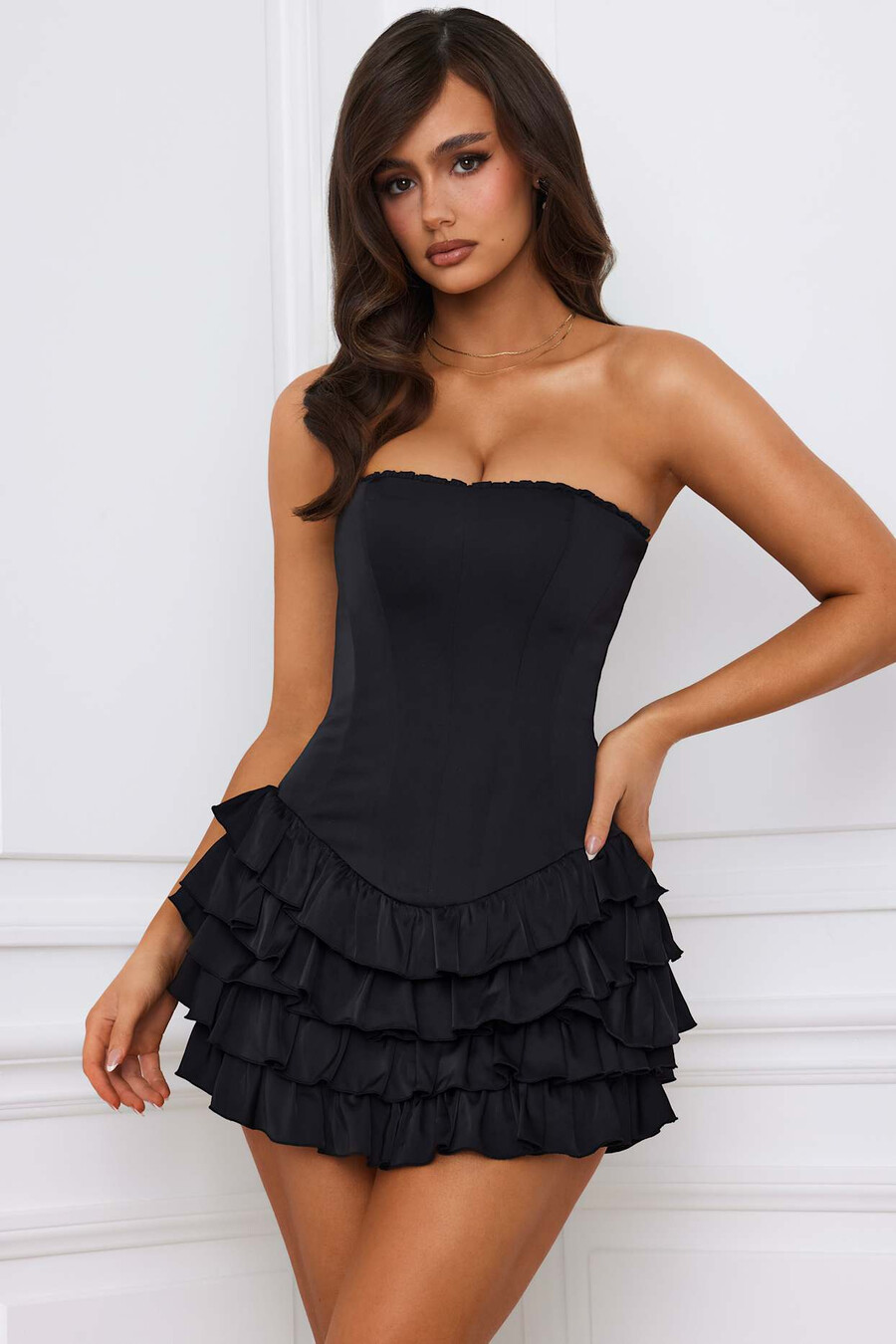 vestido curto bandeau com babados e camadas em corpete preto.