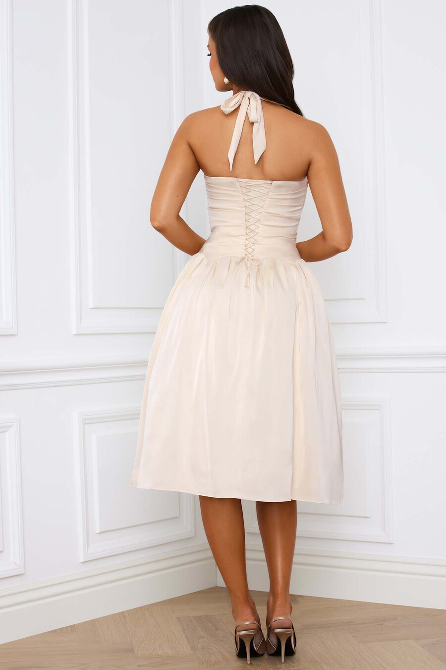 vestido midi com espartilho franzido e decote halterneck em marfim