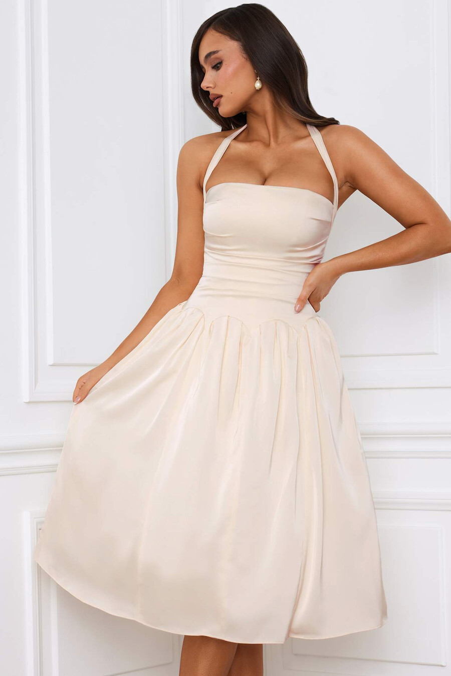 vestido midi com espartilho franzido e decote halterneck em marfim