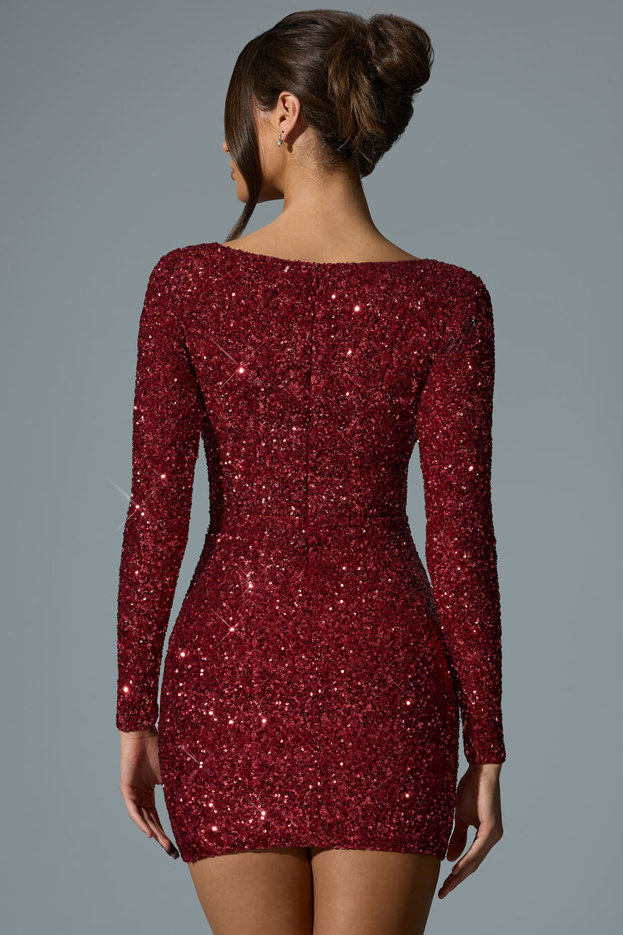vestido curto vermelho com decote coração e aplicações.