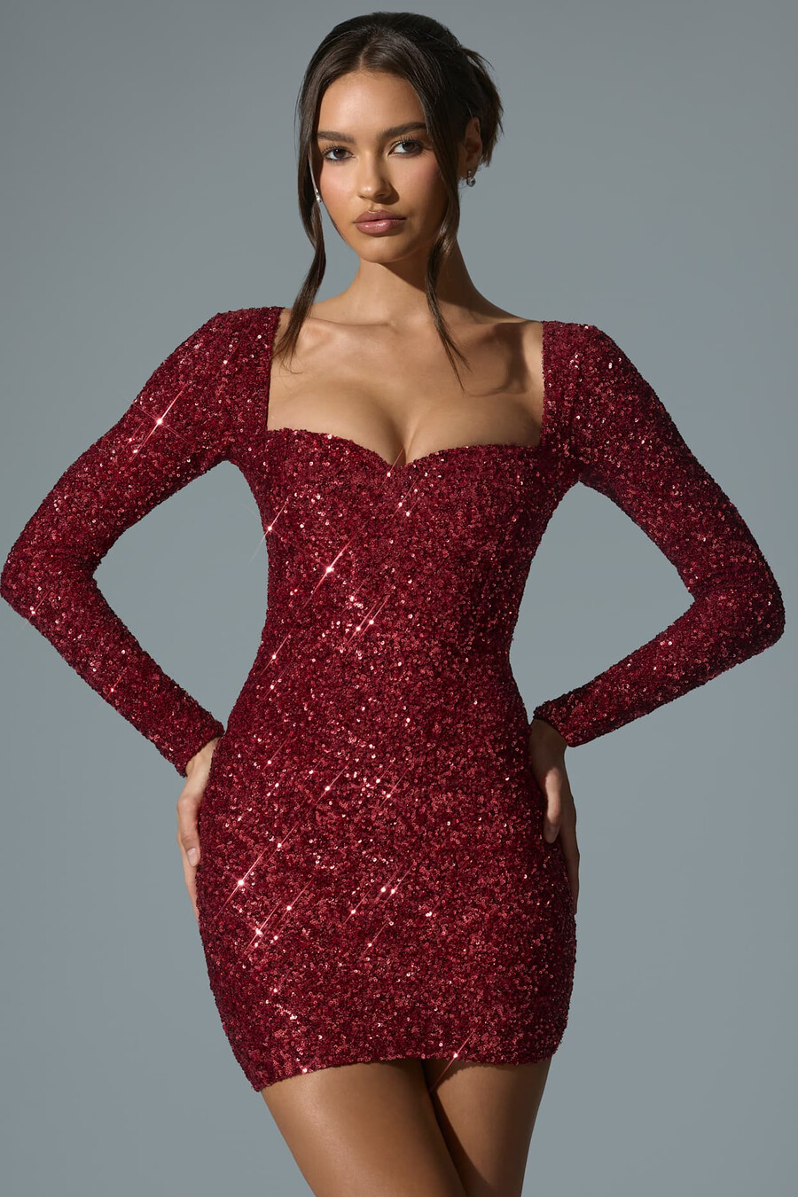 vestido curto vermelho com decote coração e aplicações.