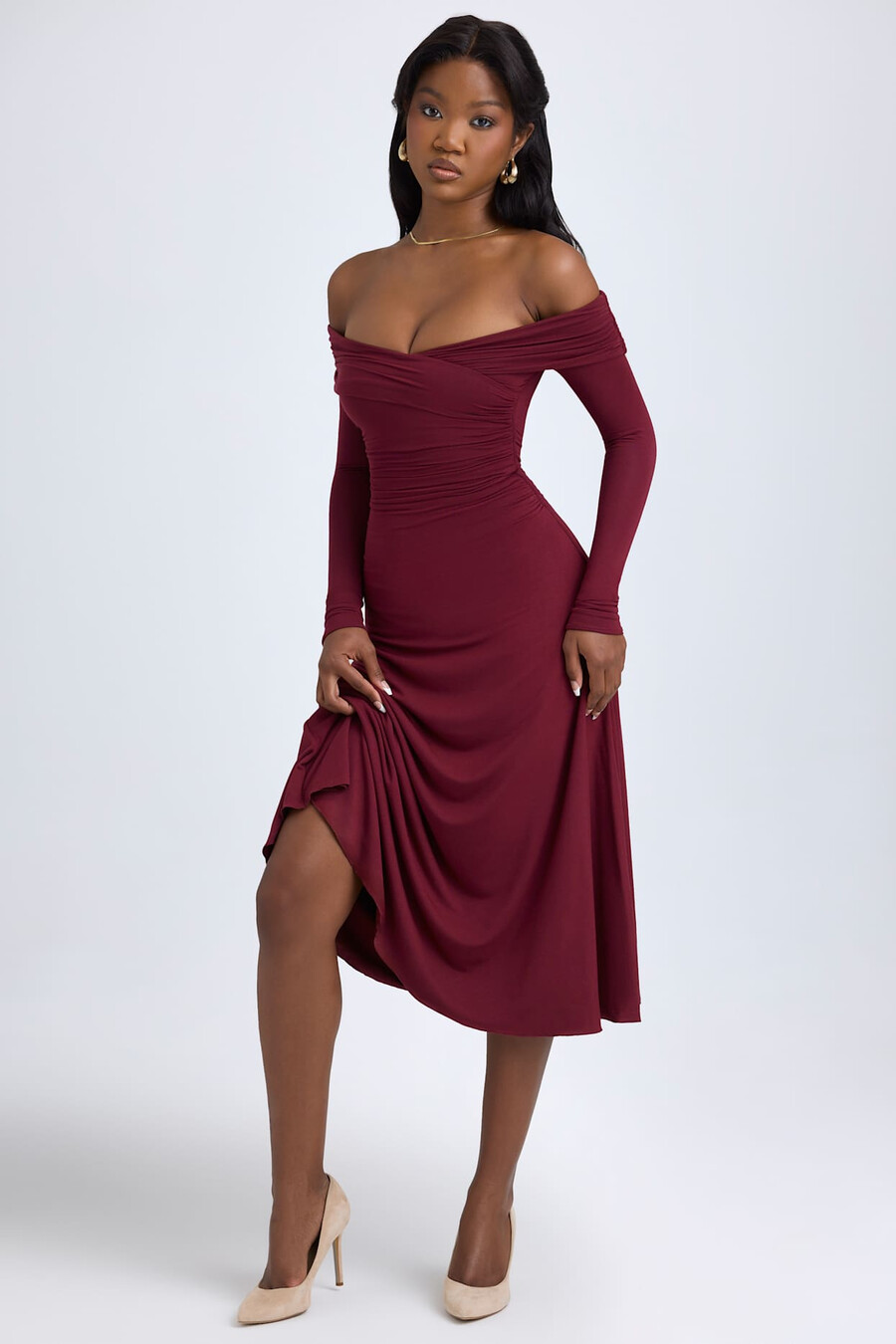 vestido midi drapeado ombro a ombro em modal na cor vermelho vinho