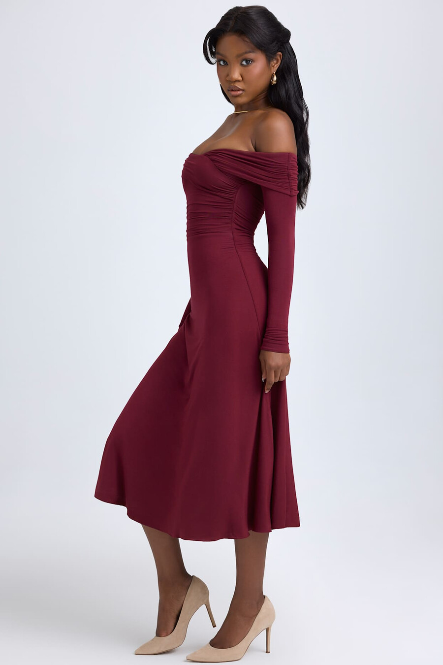 vestido midi drapeado ombro a ombro em modal na cor vermelho vinho