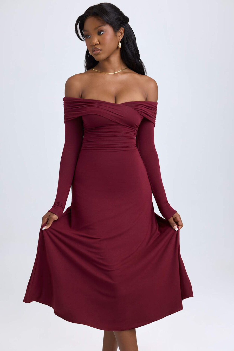 vestido midi drapeado ombro a ombro em modal na cor vermelho vinho