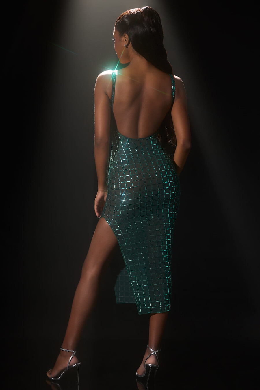 vestido midi com costas abertas e detalhes bordados na cor verde esmeralda.