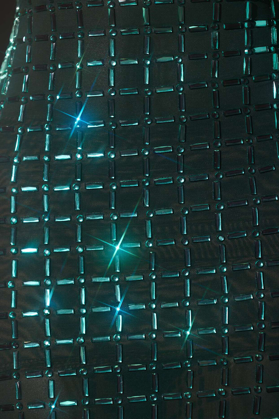 vestido midi com costas abertas e detalhes bordados na cor verde esmeralda.