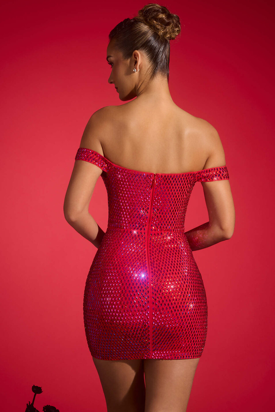 vestido curto ombro a ombro bordado em vermelho carmesim