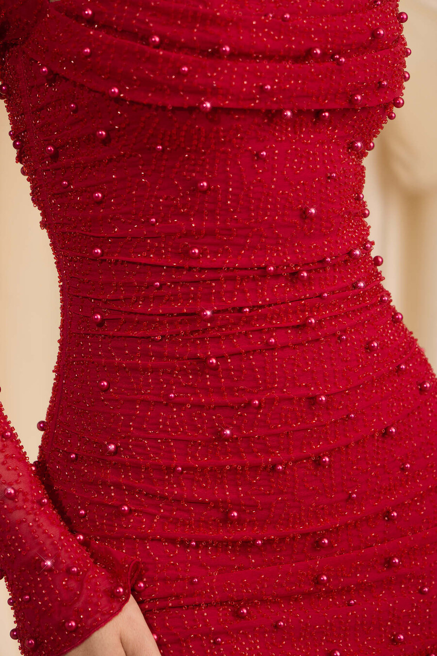 vestido curto drapeado com gola alta e detalhes bordados em vermelho vivo.