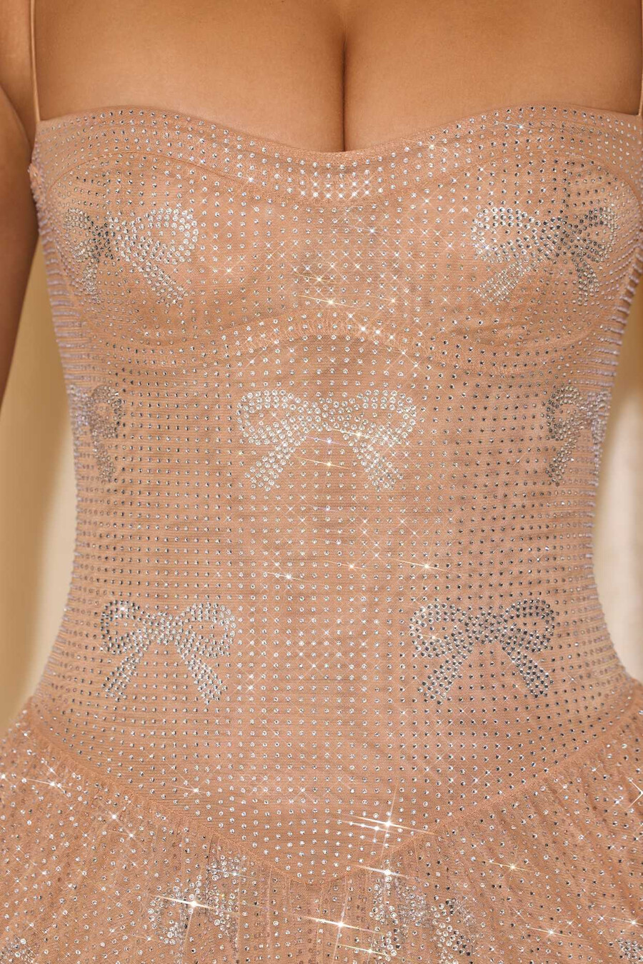 vestido curto evasê bordado na cor amêndoa