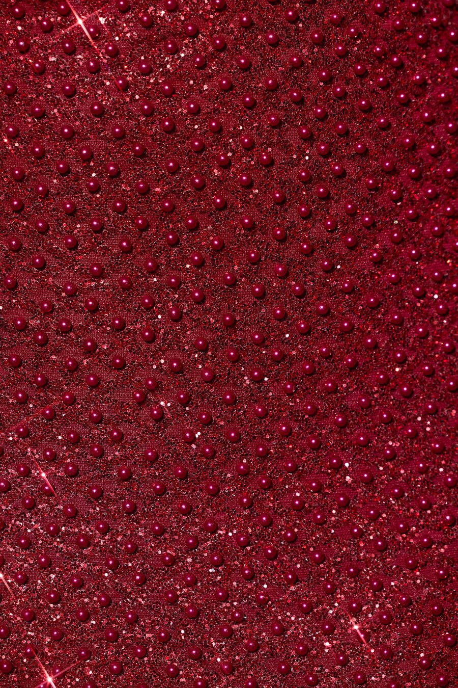 vestido curto vermelho com decote coração e aplicações.