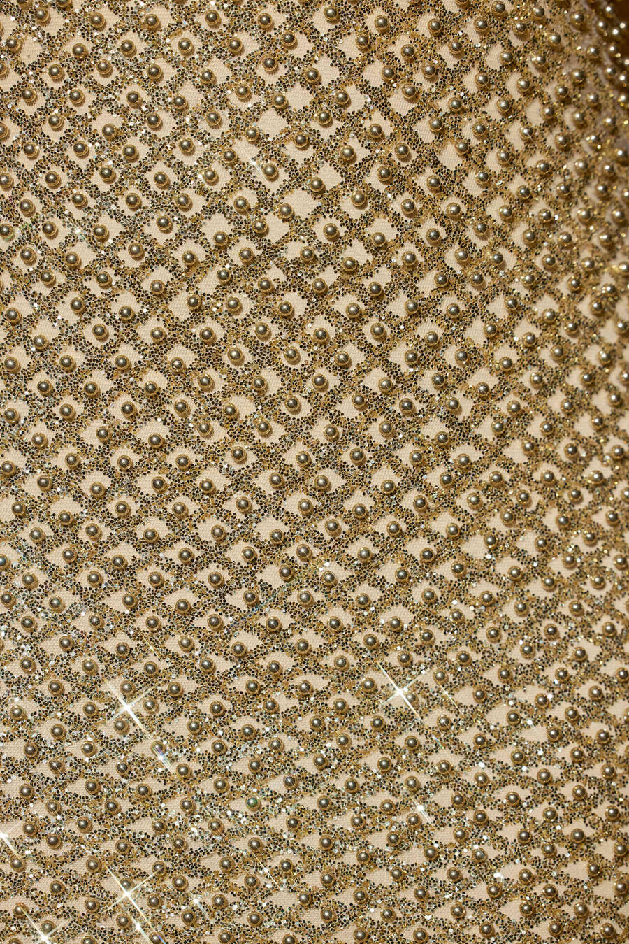 vestido curto com gola drapeada e detalhes em dourado