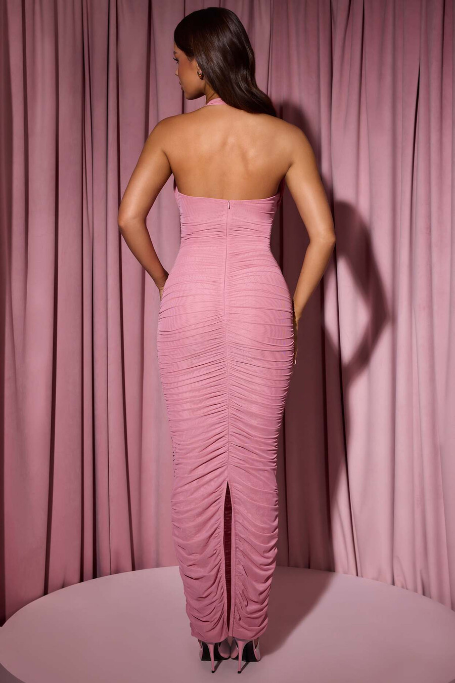 vestido longo com decote halter franzido e laço na cor rosa antigo