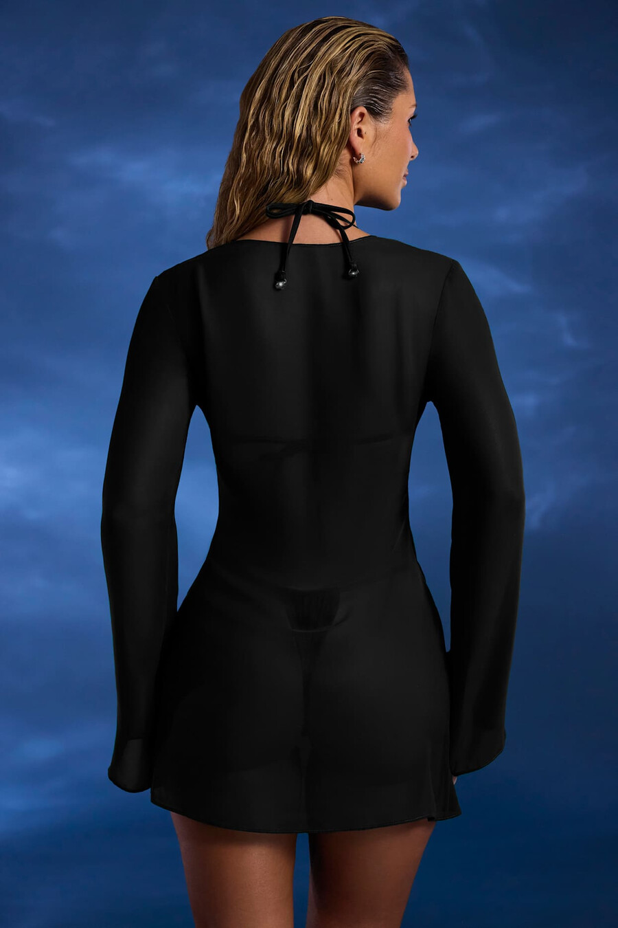 vestido curto transparente com gola drapeada e aplicações de miçangas na cor preta.
