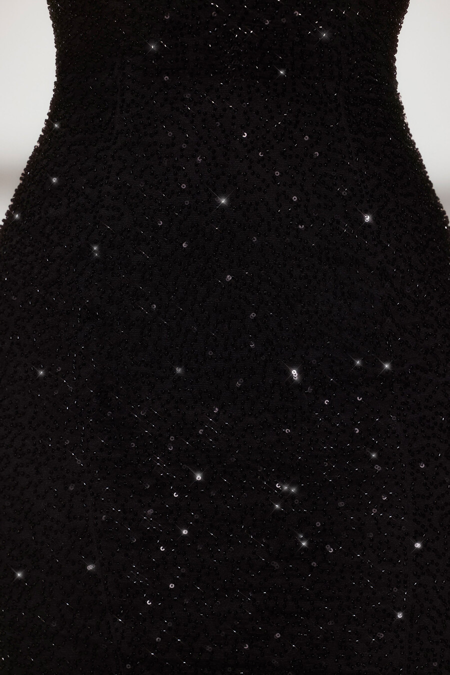 vestido midi com decote halter profundo e detalhes bordados na cor preta.