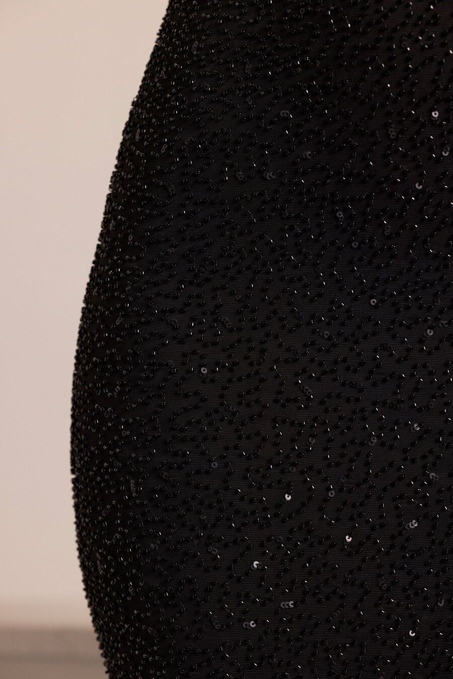 vestido longo com gola drapeada e detalhes bordados na cor preta.