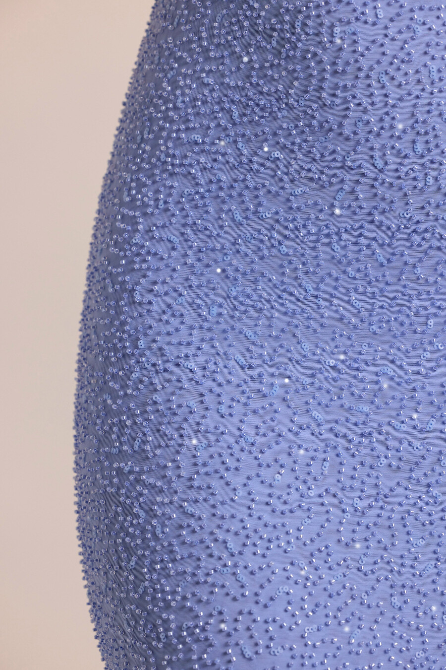 vestido longo com gola drapeada e detalhes bordados em azul claro.