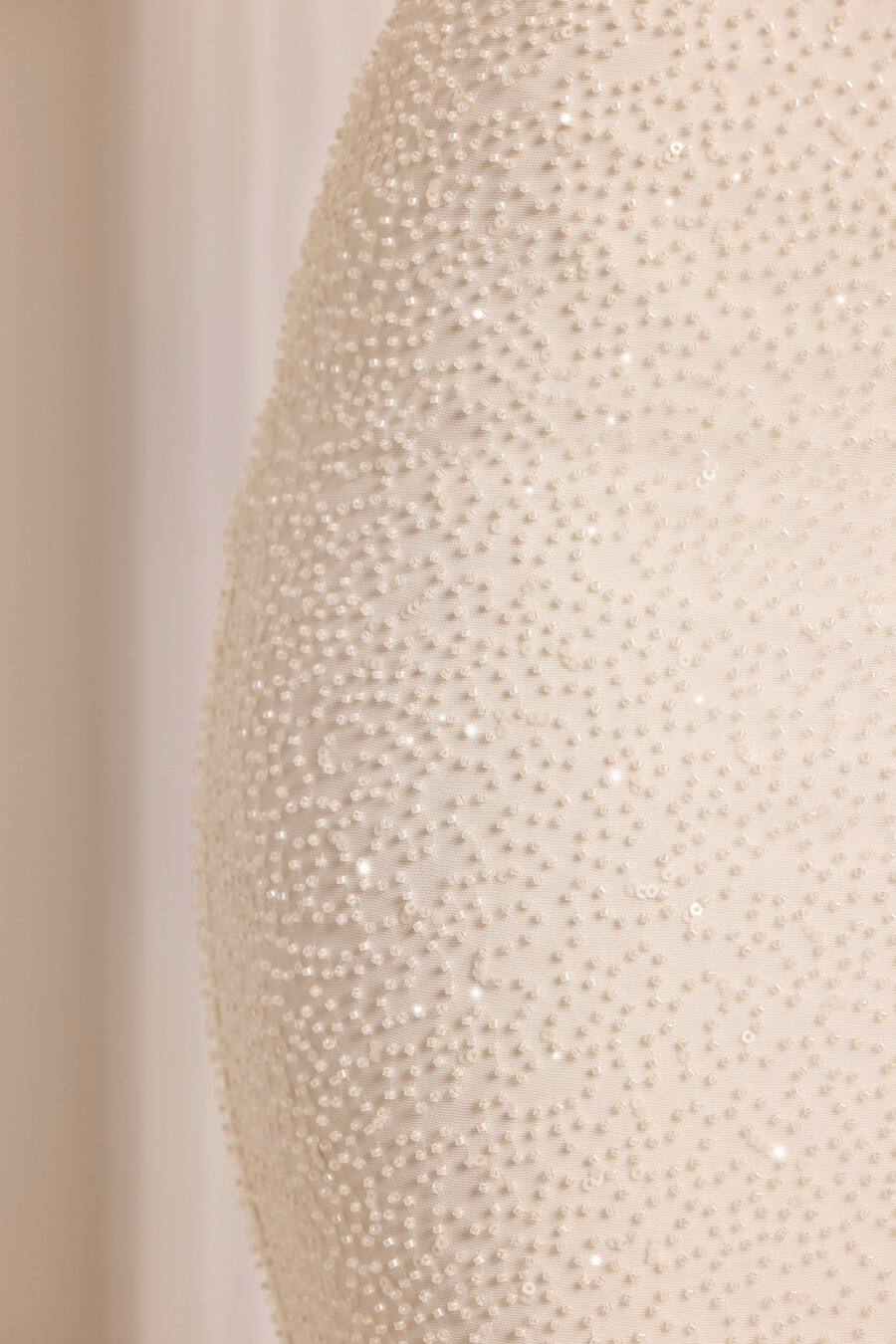 vestido longo branco com recortes e aplicações.