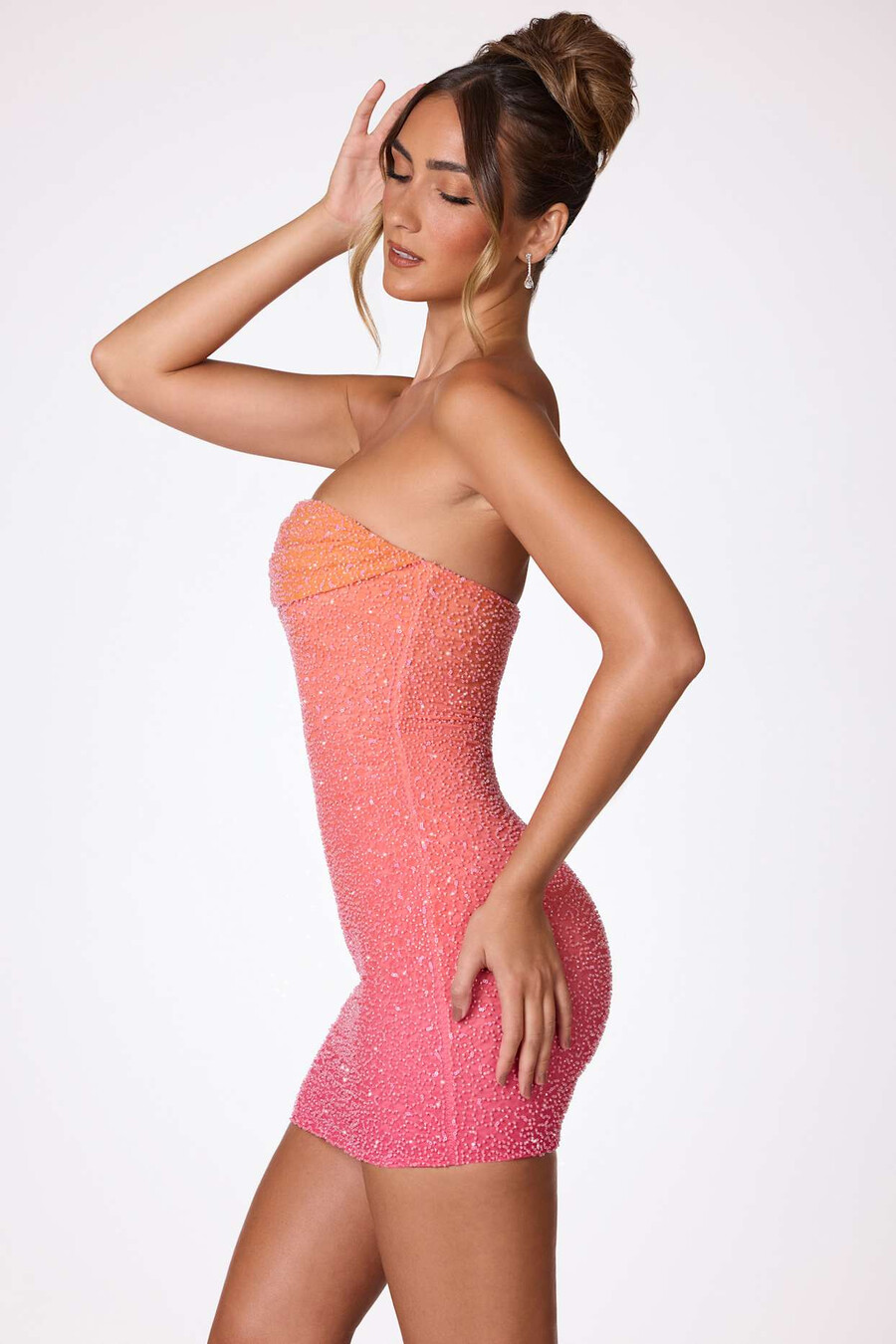 vestido curto sem alças com aplicações em degradê vermelho e laranja