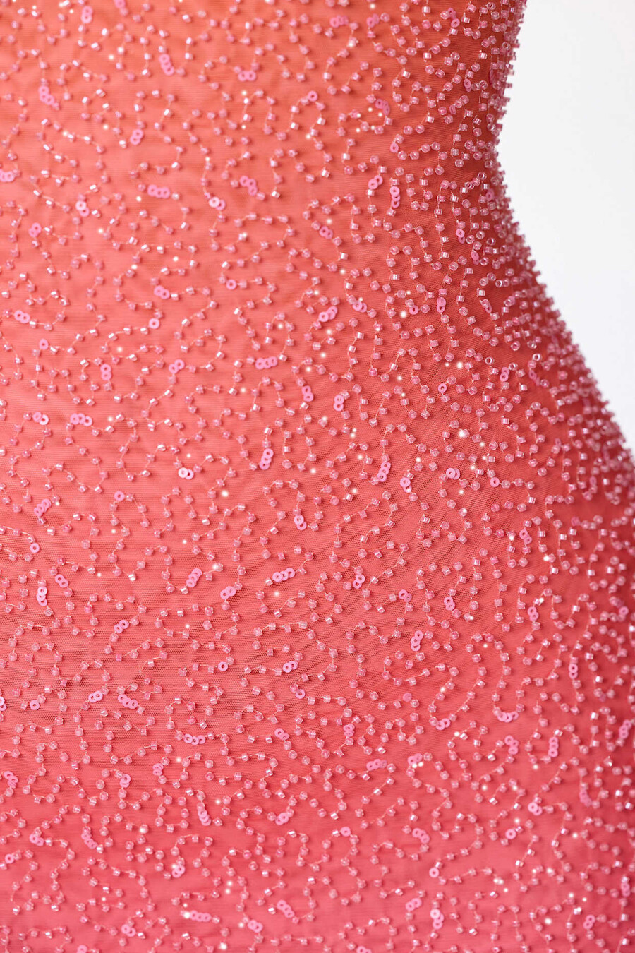 vestido curto sem alças com aplicações em degradê vermelho e laranja