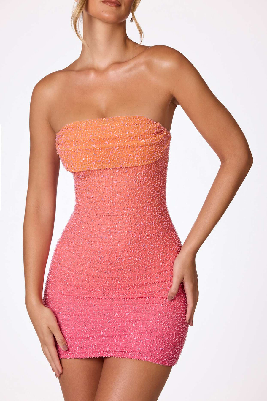 vestido curto sem alças com aplicações em degradê vermelho e laranja