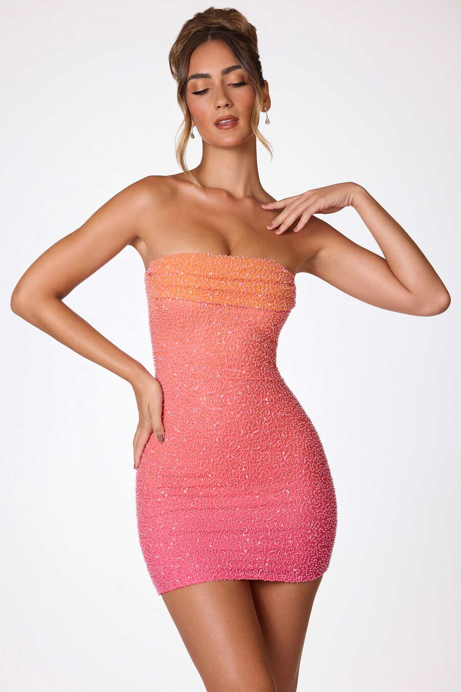 vestido curto sem alças com aplicações em degradê vermelho e laranja