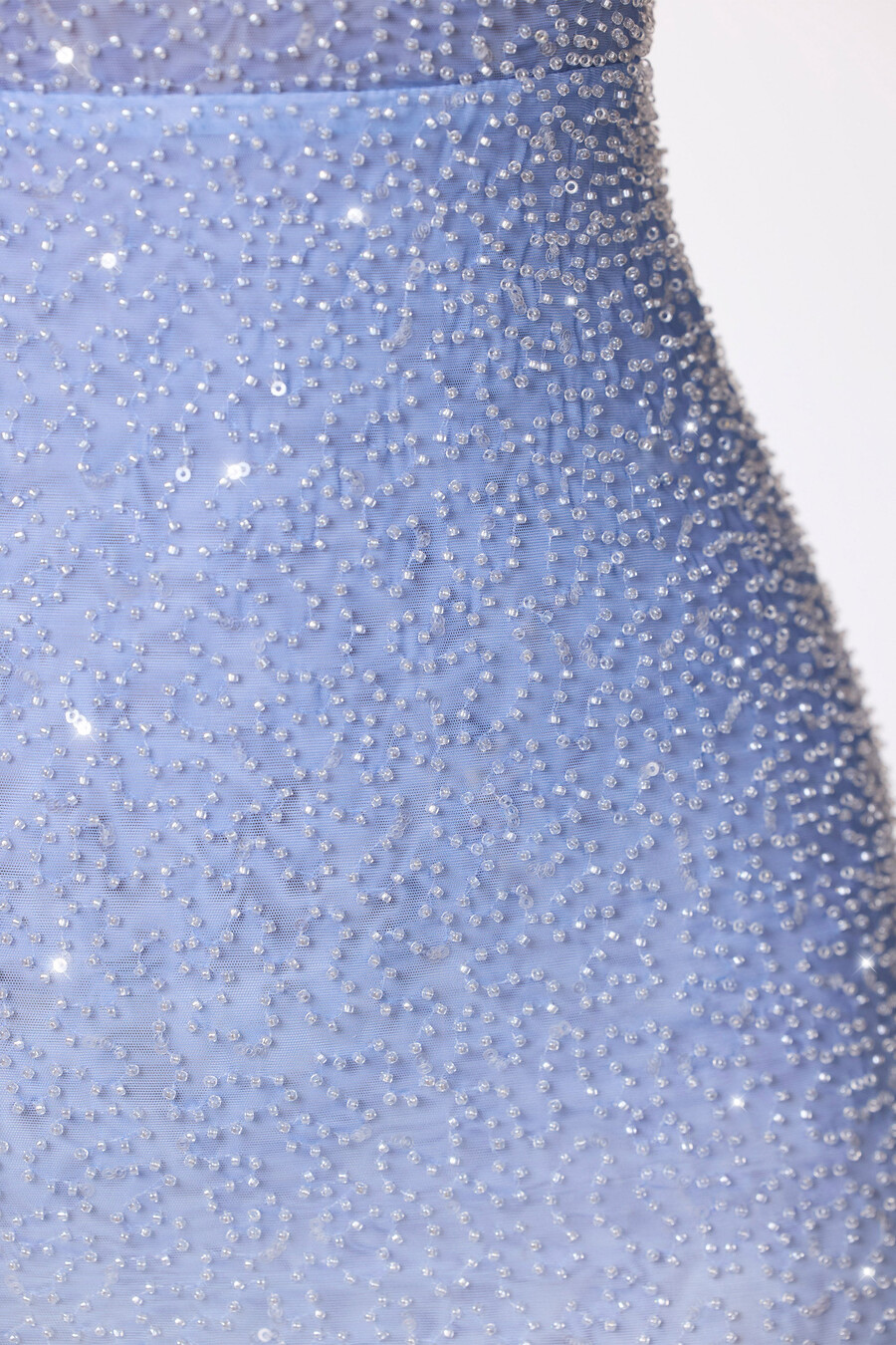 vestido longo bordado em degradê azul e branco