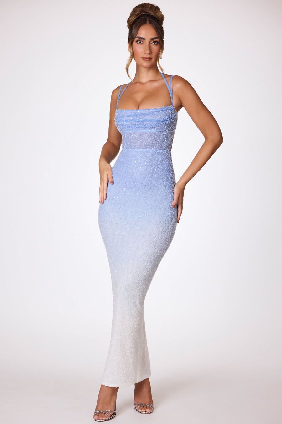 vestido longo bordado em degradê azul e branco