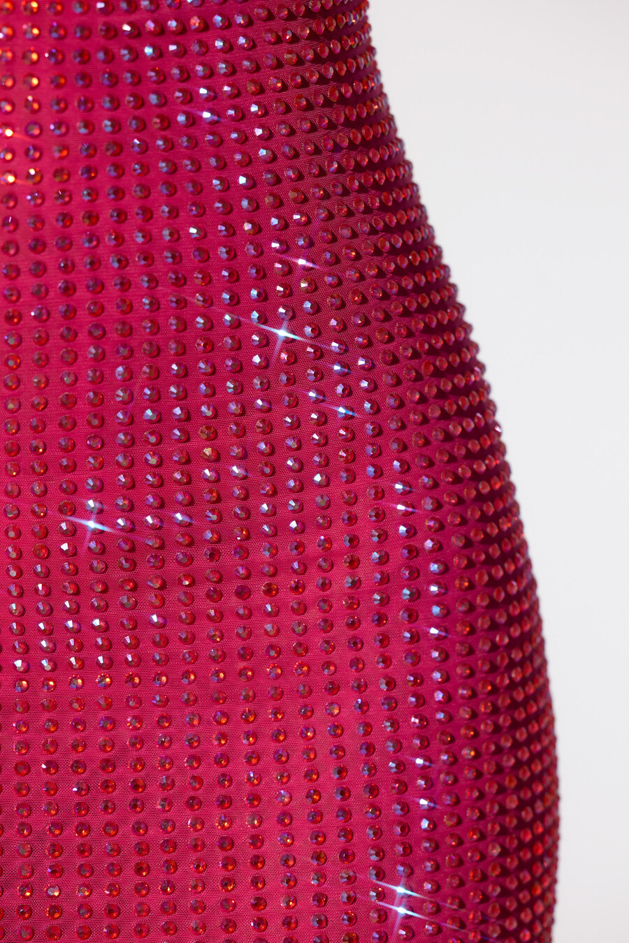 vestido curto frente única com decote drapeado extremo e bordados em rosa choque