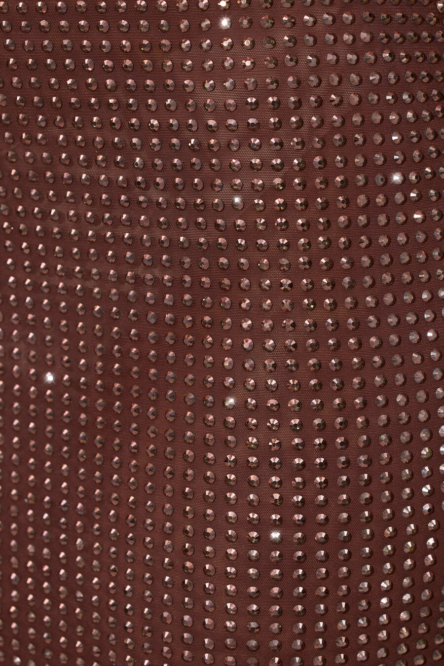 vestido curto com alças e decote nas costas adornado na cor café expresso.