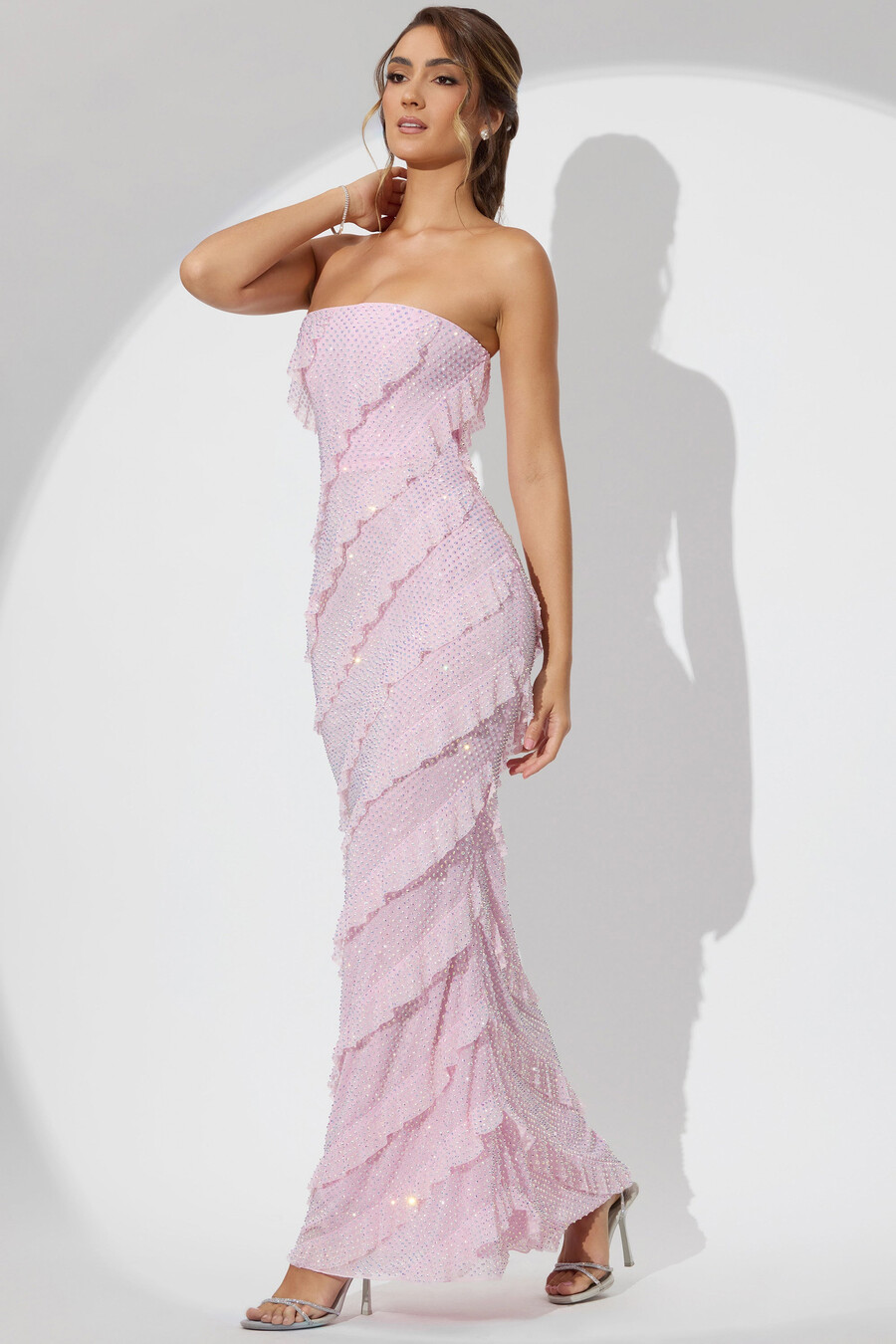 vestido longo tomara que caia com babados e aplicações em rosa claro