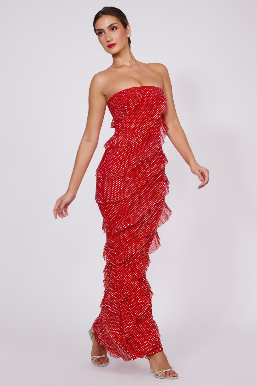 vestido longo tomara que caia com babados e aplicações na cor vermelho fogo.