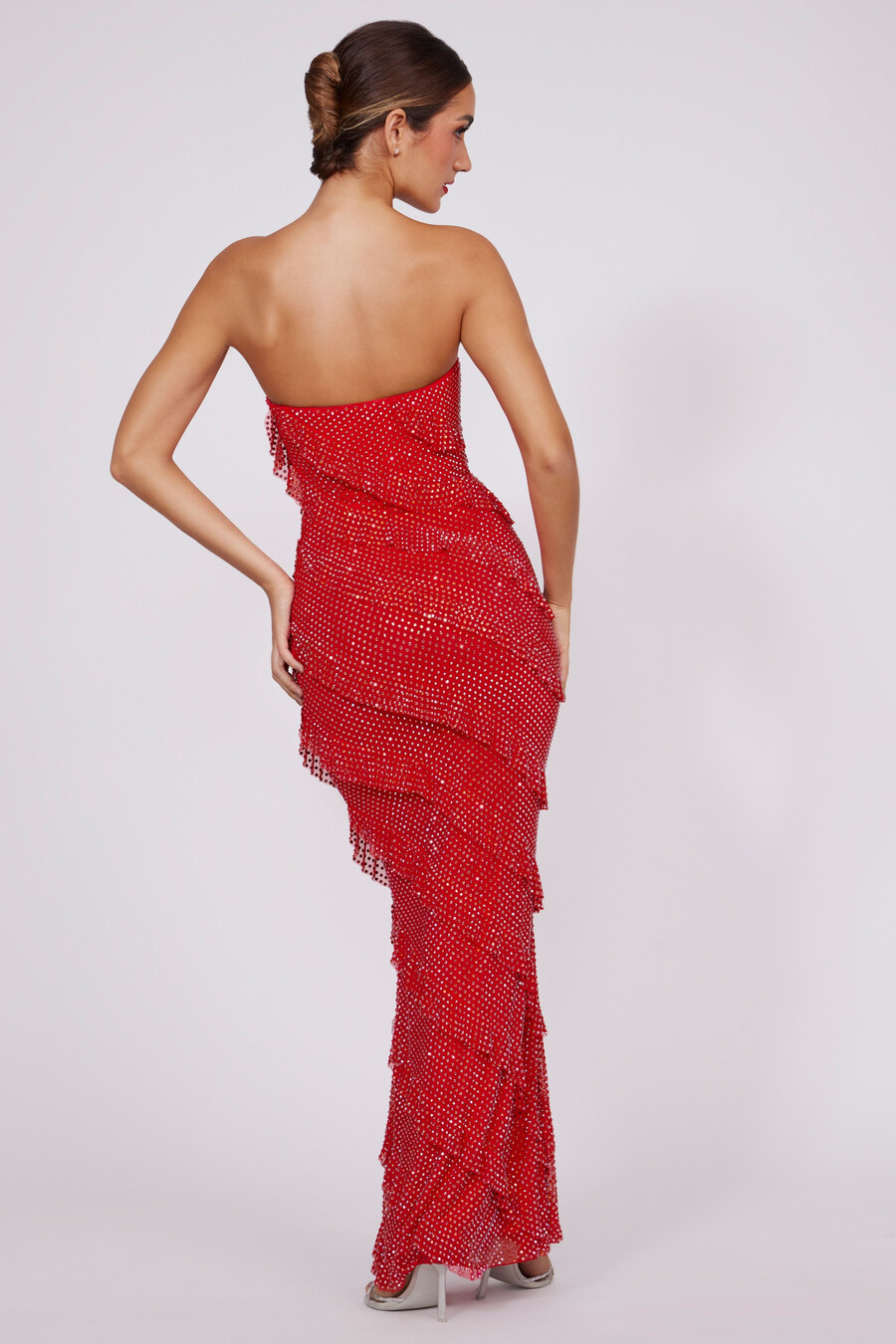 vestido longo tomara que caia com babados e aplicações na cor vermelho fogo.