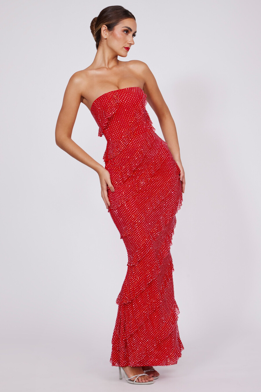 vestido longo tomara que caia com babados e aplicações na cor vermelho fogo.