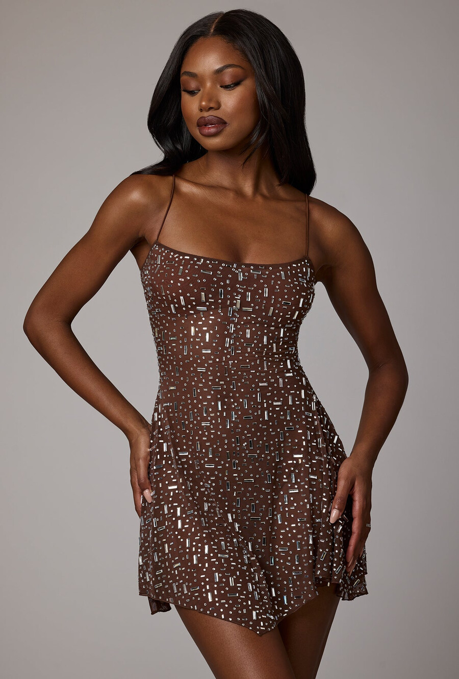 vestido curto transparente com decote redondo e aplicações na cor cacau escuro.