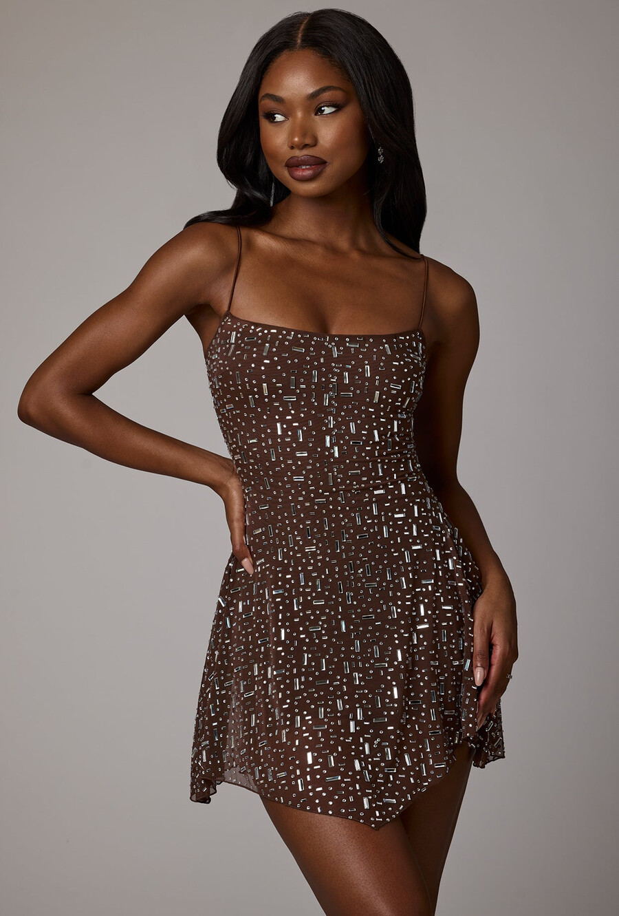 vestido curto transparente com decote redondo e aplicações na cor cacau escuro.