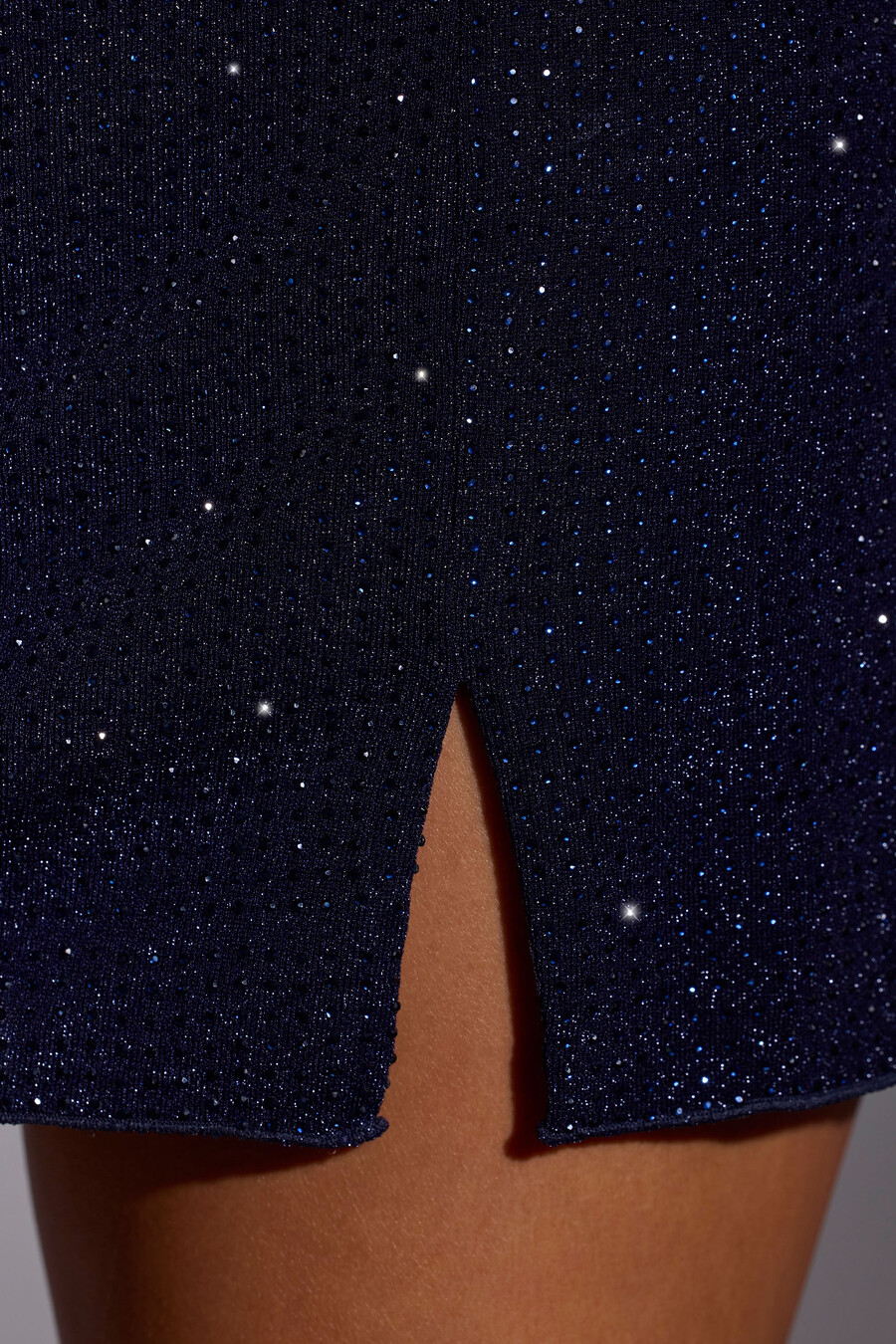 vestido curto evasê bordado na cor azul índigo real.
