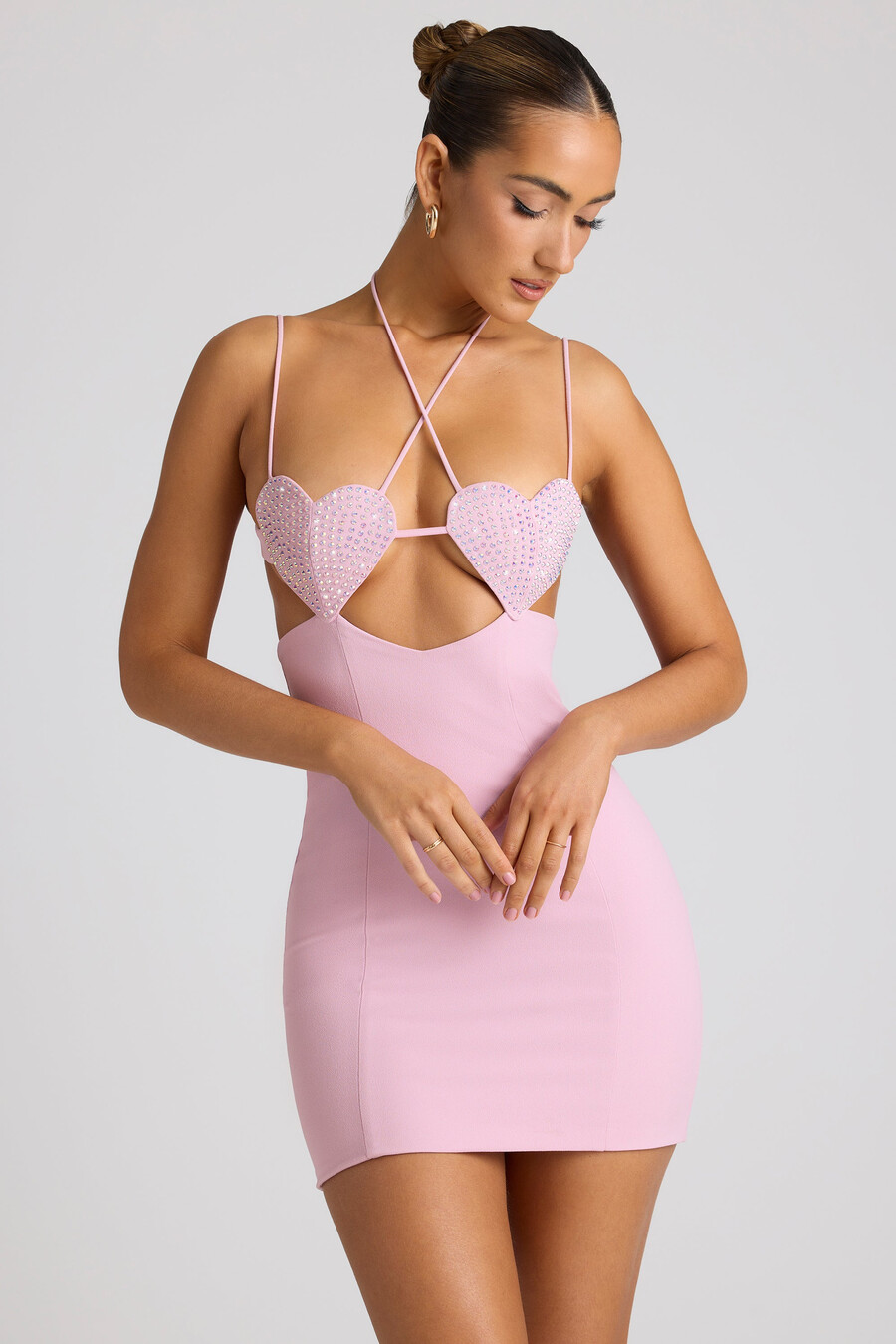 vestido curto rosa claro com detalhe de coração bordado na taça.