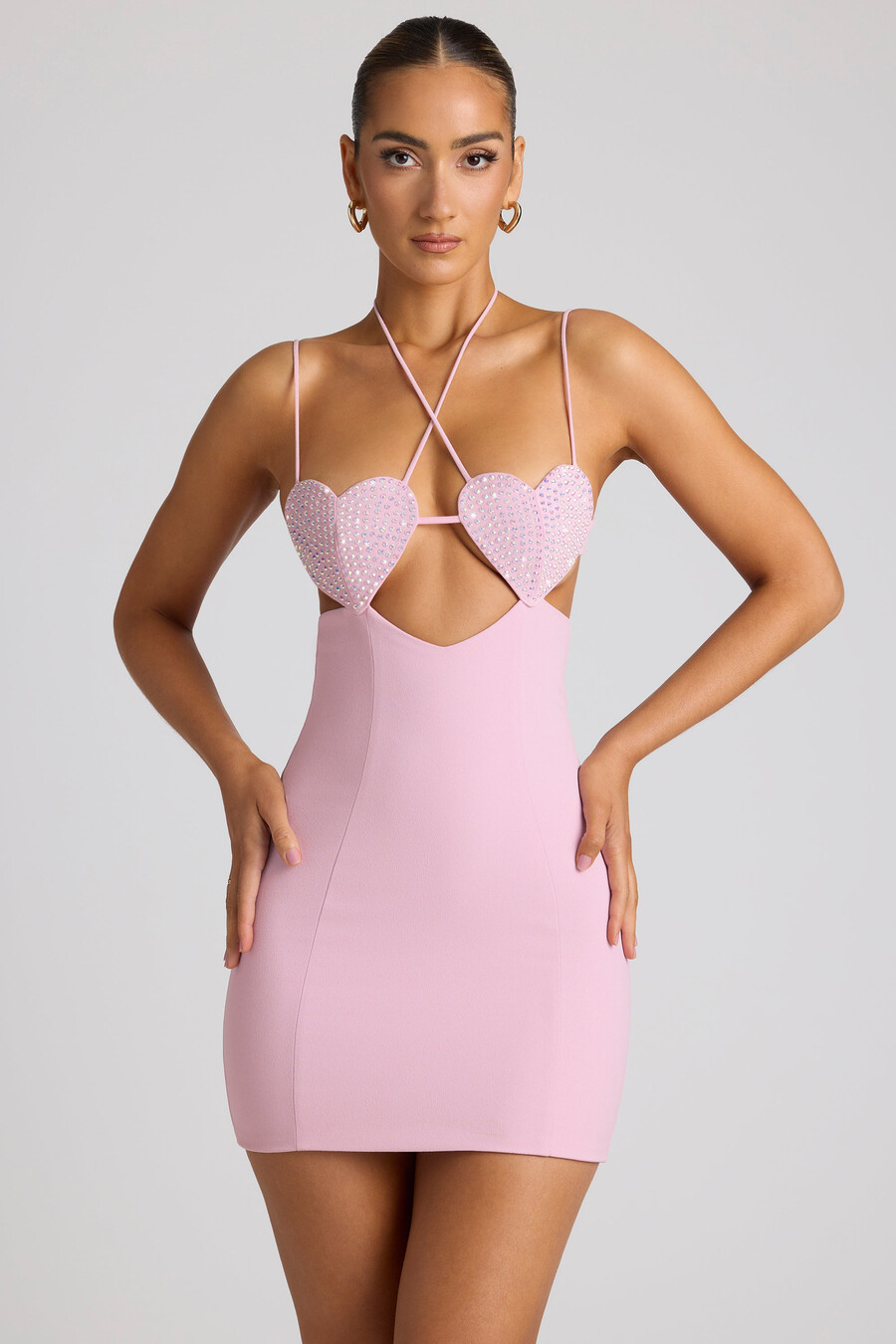 vestido curto rosa claro com detalhe de coração bordado na taça.