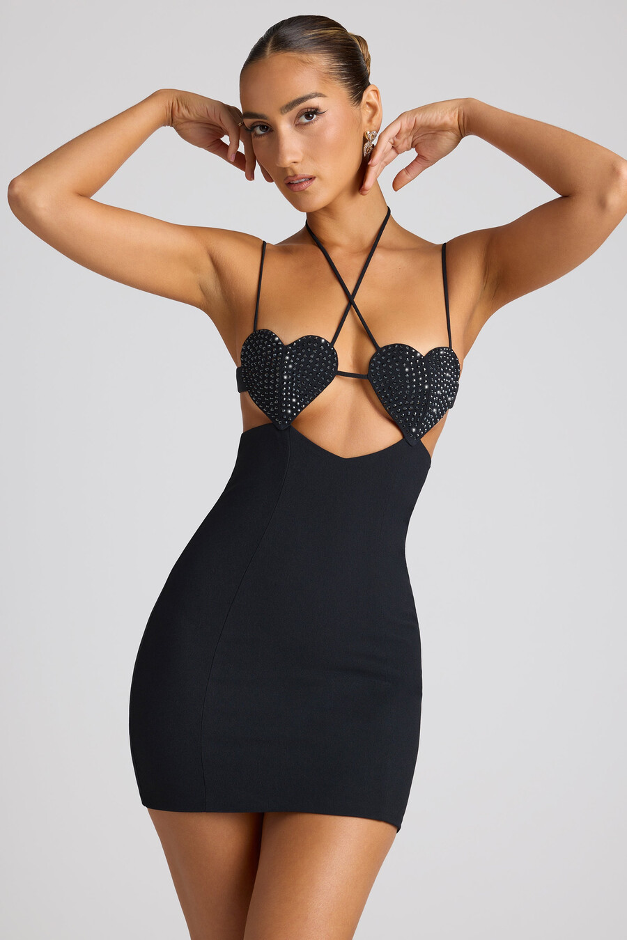 vestido curto preto com detalhe de coração bordado na copa.