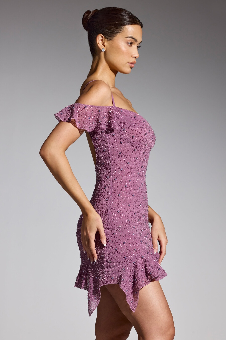 vestido curto com ombros à mostra e detalhes bordados na cor uva.