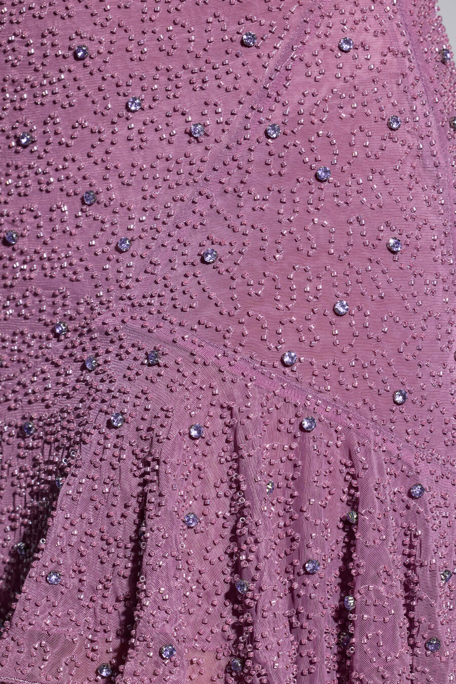 vestido curto com ombros à mostra e detalhes bordados na cor uva.