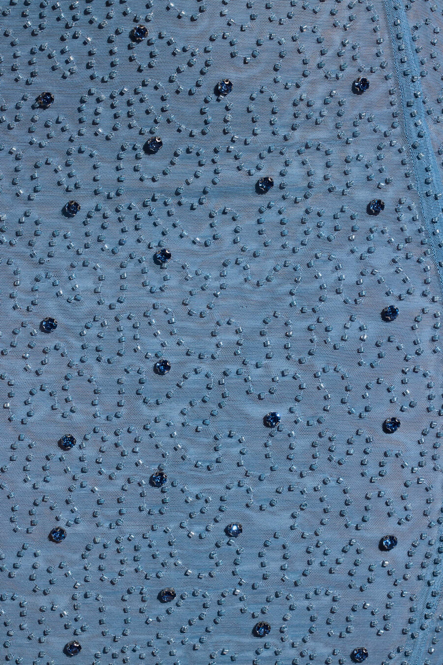 vestido maxi assimétrico bordado em azul acinzentado